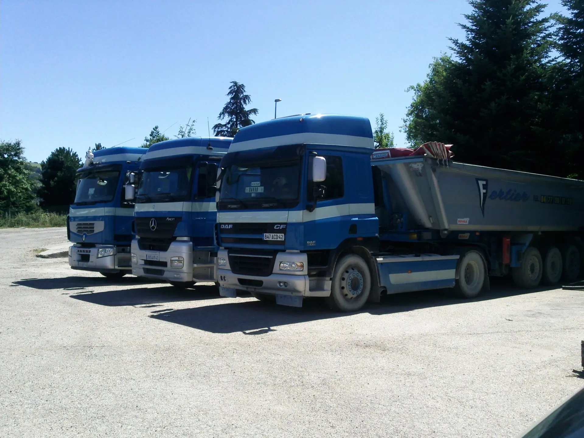 Tracteurs routiers et benne TP aux couleurs des Transports Fertier