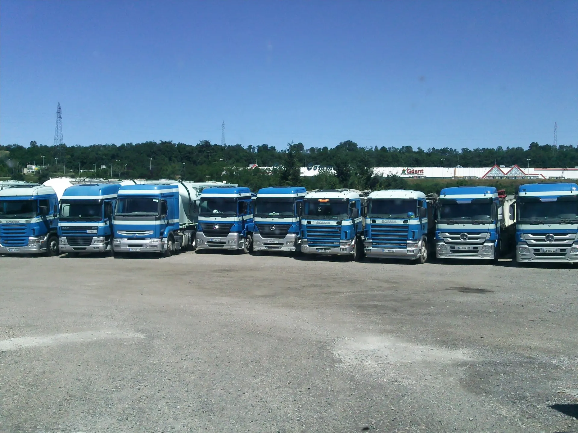 Flotte de camions bleus des Transports Fertier